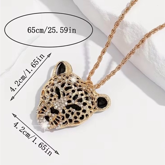 🖤 Betsey Johnson stunning gold & crystal leopard pendant necklace 🖤 - Picture 3 of 4